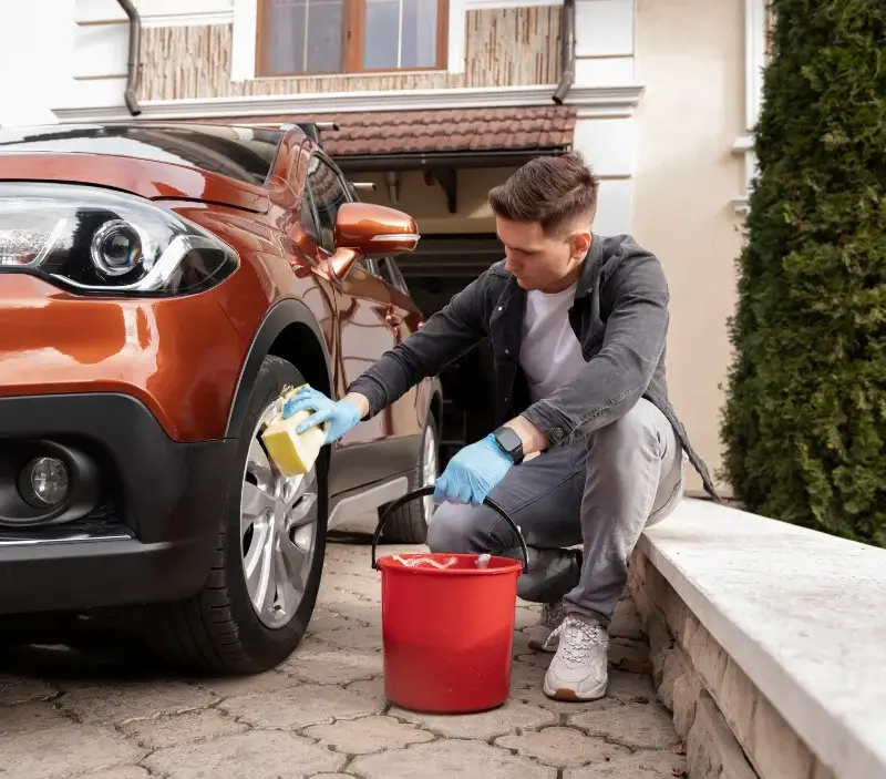 Lavage auto à domicile Thorigné-sur-Dué : professionnel intervenant sur un véhicule